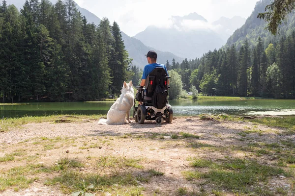 Hombre discapacitado con su perro — Foto de Stock