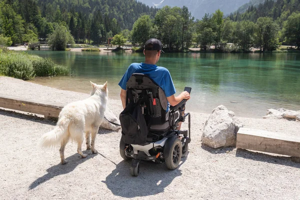 Behinderter Mann mit Hund — Stockfoto