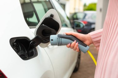 Elektrikli araba şarj aleti takılıyor.