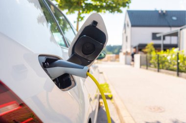 Elektrikli araba şarjı takılı.
