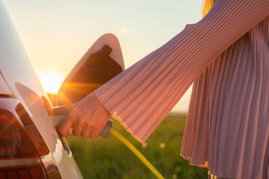 Gün batımında EV şarj istasyonu