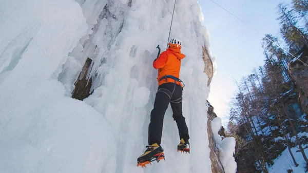 Людина робить вертикальний підйом льоду — стокове фото