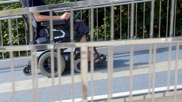 Hombre en silla de ruedas en rampa — Foto de Stock