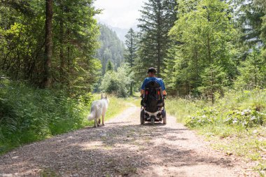 Köpeğiyle sakat bir adam.