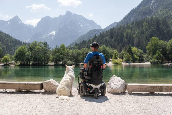 Hombre discapacitado con su perro —  Fotos de Stock
