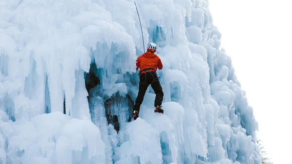 Alpinista do sexo masculino progride até a encosta — Fotografia de Stock