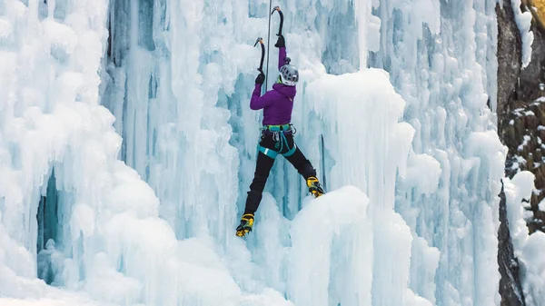 Alpinista com equipamento de escalada no gelo — Fotografia de Stock