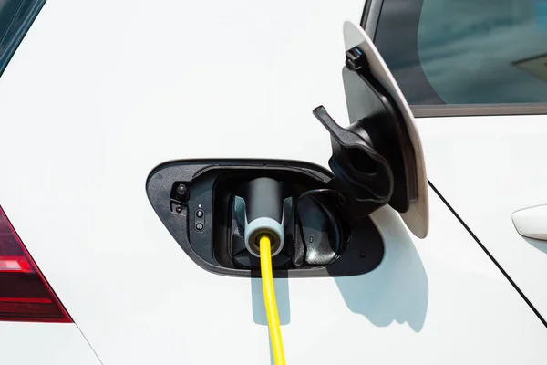 Opladen van een elektrische auto — Stockfoto