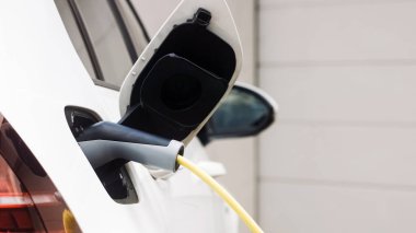 Şarj aleti takılı elektrikli araba.