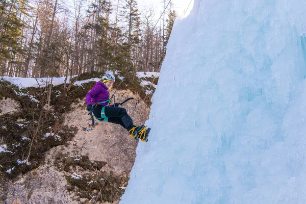 Einen Eiswasserfall hinunter — Stockfoto