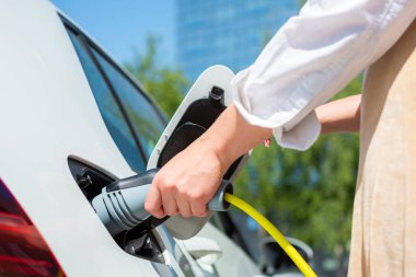 Şehir merkezinde elektrikli araba şarjı.