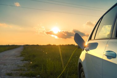 Elektrikli arabayı şarj etmek.