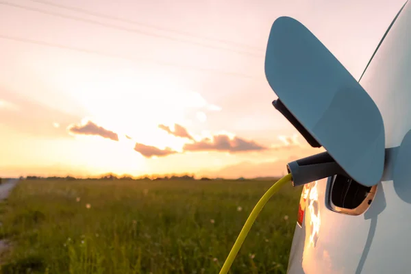 Opladen van een elektrische auto — Stockfoto