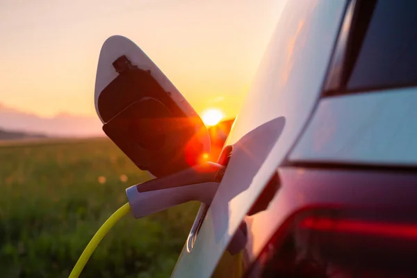 EV-laadpunt in het veld — Stockfoto