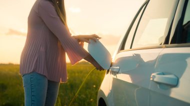 Gün batımında EV şarj istasyonu