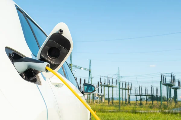 Carga de un coche eléctrico — Foto de Stock