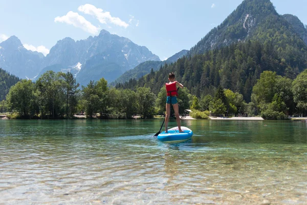 Állni egy SUP-on és evezni. — Stock Fotó