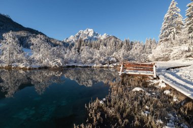 Soğuk kış sabahı dağlarda