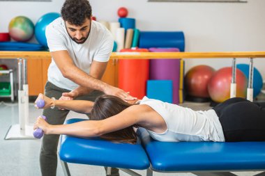 Sırt ve omuzlar için ağırlık egzersizleri.