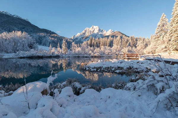 Fredda mattina d'inverno in montagna — Foto Stock