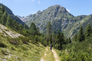 Dağın eteğinde yürüyorum