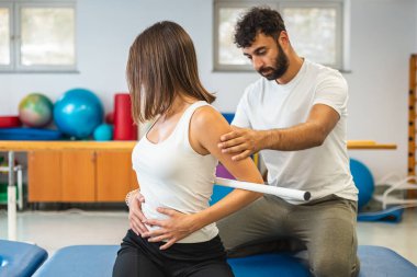 Tıbbi çubukla arka ve kalça egzersizleri.