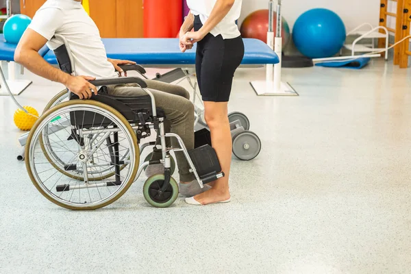 Proper lifting technique from a wheelchair — Stock Photo, Image