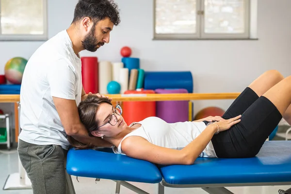 Boyun ağrısı için el eklemleri.