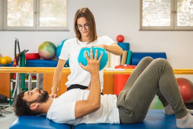 Fitness topuyla antrenmanlar, yüz üstü yatmalar.