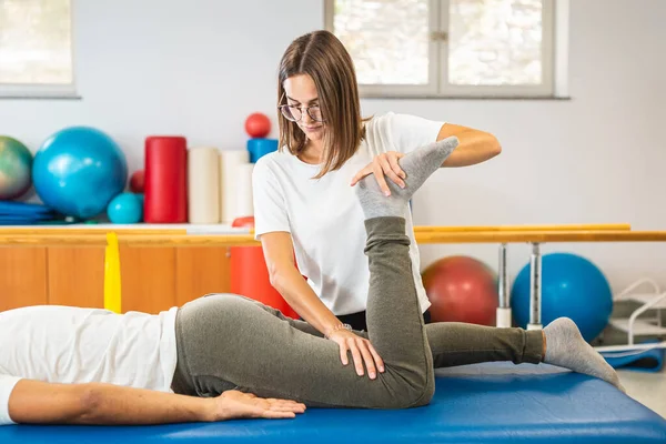 Exercícios de alongamento da perna na posição supina — Fotografia de Stock