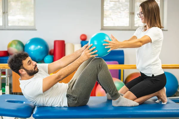 Ασκήσεις ενίσχυσης πυρήνα με μπάλα pilates — Φωτογραφία Αρχείου