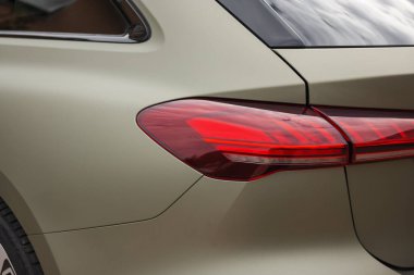 Slovenya, Ljubljana - 6 Ekim 2025: Audi A5 arka lambalarla birlikte park edildi