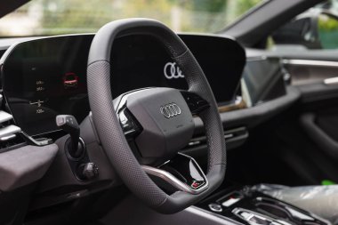 Slovenya, Ljubljana - 6 Ekim 2025: Audi A5 modern bir kokpit ve şık, rahat bir gösterge paneline sahip.