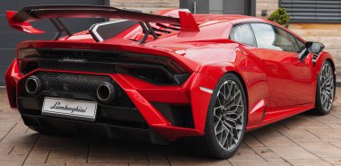 Slovenya, Ljubljana - 9 Ekim 2025: Lamborghini Huracan STO şehir garaj yolunda şık tasarımını sergiliyor.