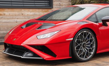 Slovenya, Ljubljana - 9 Ekim 2025: Lamborghini Huracan STO çarpıcı tasarımını açık havada sergiledi.