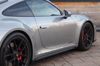Slovenya, Ljubljana - 5 Kasım 2025: Porsche 911 Carrera GTS taştan bir zemin üzerine park etti.
