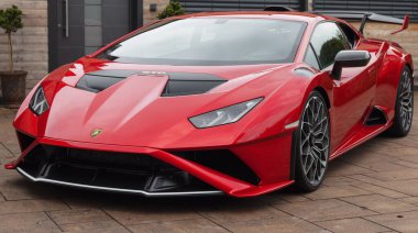Slovenya, Ljubljana - 9 Ekim 2025: Lamborghini Huracan STO modern bir binanın önündeki kaldırım taşlarına park etti.