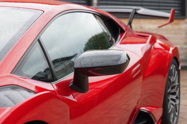 Slovenya, Ljubljana - 9 Ekim 2025: Lamborghini Huracan STO yüzeyinde yağmur damlacıklarıyla dışarıda park halinde.