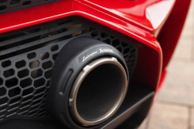 Slovenya, Ljubljana - 9 Ekim 2025: Lamborghini Huracan STO Akrapoviç 'in parlak kırmızı egzoz tasarımını sergiliyor.