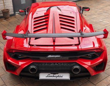 Slovenya, Ljubljana - 9 Ekim 2025: Lamborghini Huracan STO zarif bir zemin içinde parlak kırmızıyla parlıyor.