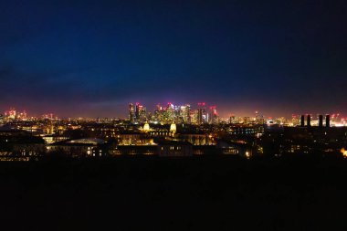 Londra 'nın gökdelen manzarası gece aydınlandı, modern mimari ve tarihi binaların şehir ışıklarıyla harmanlanması sergilendi..