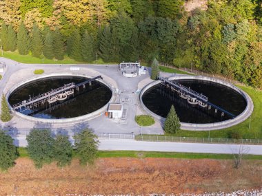 Su arıtma tesisi verimli atık su yönetimi için gelişmiş teknoloji kullanıyor.