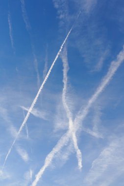 Kontratlar gökyüzünü dolduruyor ve kimyasal iz teorileri ve yanlış bilgilerin yayılmasını ön plana çıkaran halkın güveni hakkında çevrimiçi tartışmalar.