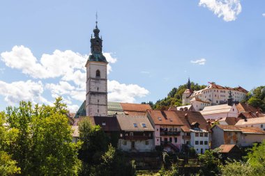 Slovenya 'nın eski Skofja Loka kasabasında dolaşın ve mavi gökyüzünün altında tarihi yapılar ve güzel mimari yapılar keşfedin..