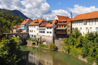 Ziyaretçiler, Slovenya 'nın büyüleyici bir ortaçağ kasabası olan Skofja Loka' daki Sora nehri boyunca yer alan tarihi mimari ve manzara manzarasına hayran..