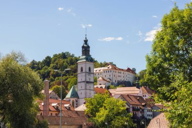 Ziyaretçiler, Slovenya 'nın bu ortaçağ kasabasının zengin tarihi ve büyüleyici mimarisinin tadını çıkararak Skofja Loka sokaklarında dolaşıyorlar..