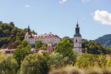 Ziyaretçiler Skofja Loka 'da geziniyor, tarihi sokakların tadını çıkarıyor ve Slovenya' nın bu güzel şehrinin mimarisini koruyor.