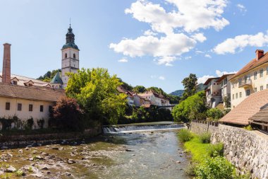 Skofja Loka 'yı, büyüleyici eski kasabası ve akan bir nehir kenarındaki tarihi mimarisi Sora ve pitoresk çevresiyle keşfedin..