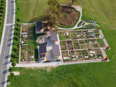 İkamet alanı yakınlarındaki organize sebze bahçeleri kentsel ortamlarda sürdürülebilir yaşam ve toplum bağlantılarını destekler.