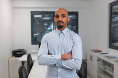 Profesyonel iş adamları modern ofis alanında silahlarını kuşanmış olarak takım üyeleri ve yeni çalışanlarla görüşmeye hazır bekliyor..